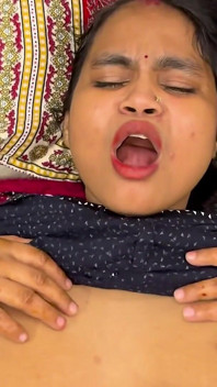 देसी पत्नी कामुक हो उठती है - पति नाश्ते से पहले उसे चोदता है। Hindi Video