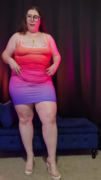 厚手BBWのドレスとヒールの試着 カーヴィーなプラスサイズ試着ホール