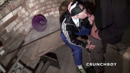 Sneaker gay: Ponížení šukaného chlapce v diskrétně suterénu