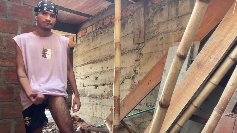 vergar4_daviid: Aku lagi asik masturbasi sambil jalan-jalan di rumah bekas