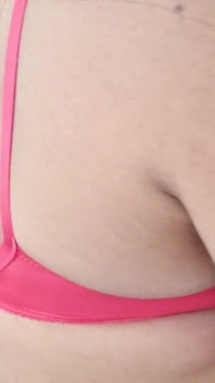Soutien-gorge en satin rouge vs sexy, seins caressés en bonnet C
