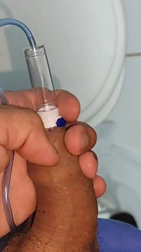 Padrastro Hace Inserción De Glande En El Vestuario De Hombres.