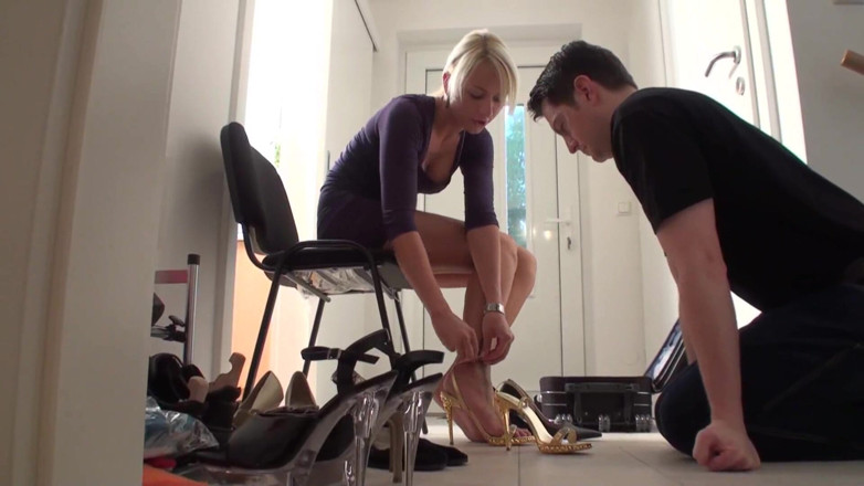 Foot Girls: Blonde gets pleased by her slave