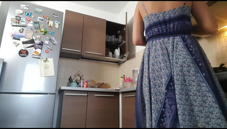Erotic Tanya: Pacar memasak dan kentut - ketahuan di kamera