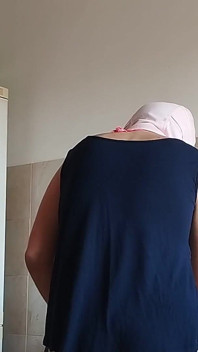毛深いブルネットの猫、巨乳、キッチンの官能的な毛深い女性。