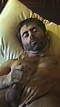 Un armăsar musculos își mângâie pula groasă încet