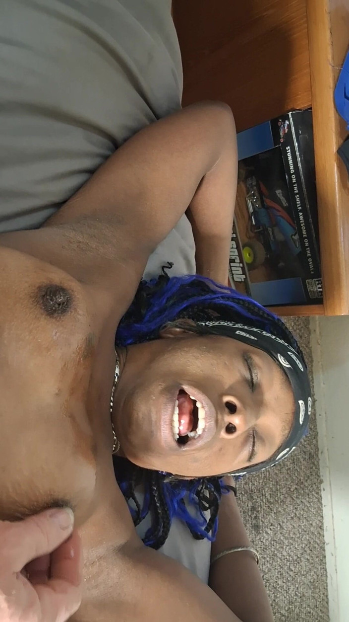 Trapper Woodstock: Little Blue Nasty adora ser assistida