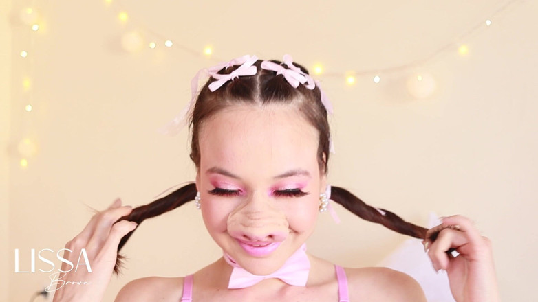 Lissa Brown: Prasátko si hraje s její kundičkou a zadkem