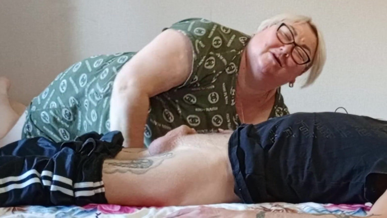 Zona901: Buurvrouw slikt elke laatste druppel sperma