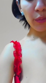 赤い話題の熱い濡れたMyla_angel、おっぱいプレス、絞り、下からオイルマンコ!