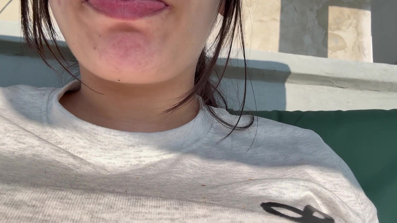 AmayaMori: Dev götlü kız cips torbasında minik bir adam buluyor ve şaşırıyor...