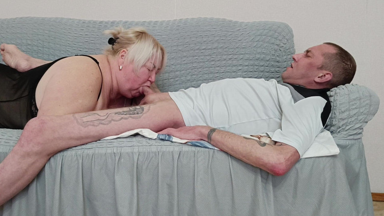 Zona901: Mama vitregă își frământă gâtul cu o muie profundă și înghite spermă