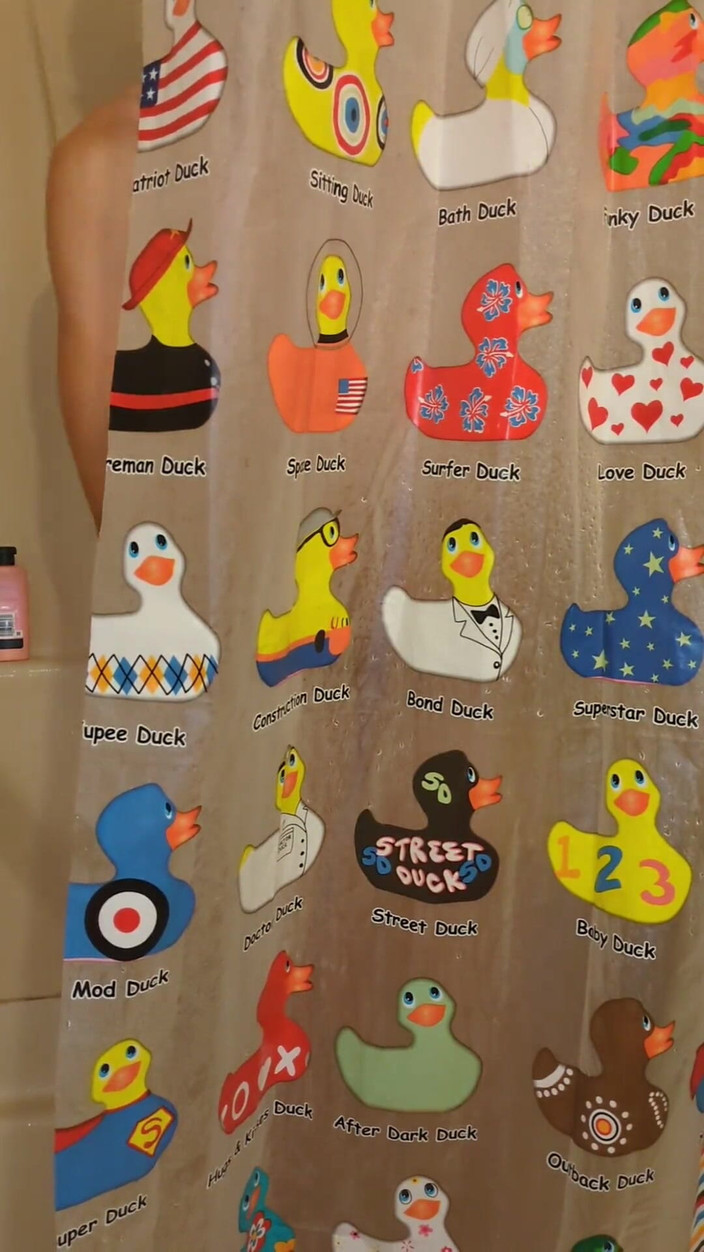 HungBareBackRabbit: Duş zamanı!! Anal temizleme ve şişme takla.