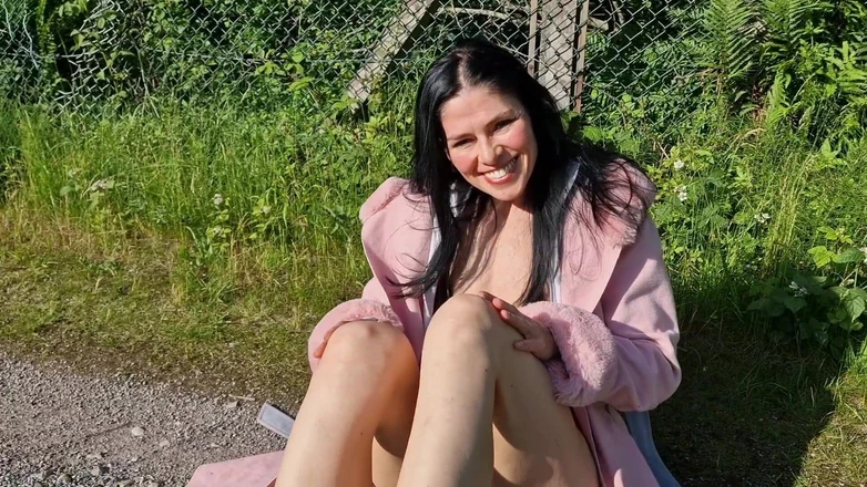Nicky Brill: Naked Outdoors Spreading My Pussy and Pissing