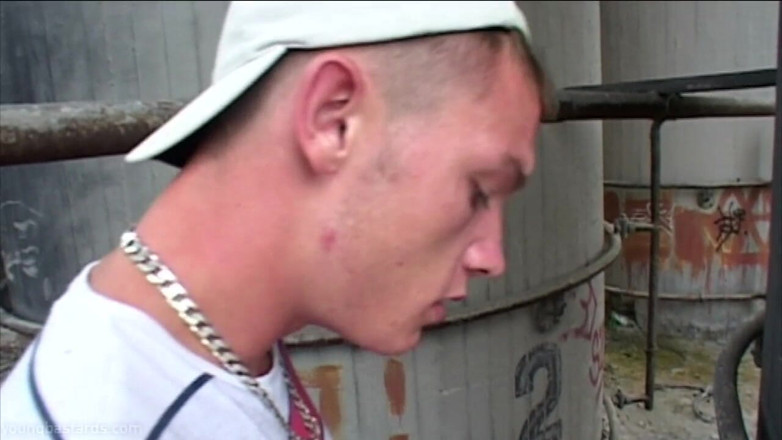 Young Bastards: 才能あるバカのための巨大なフェイシャル