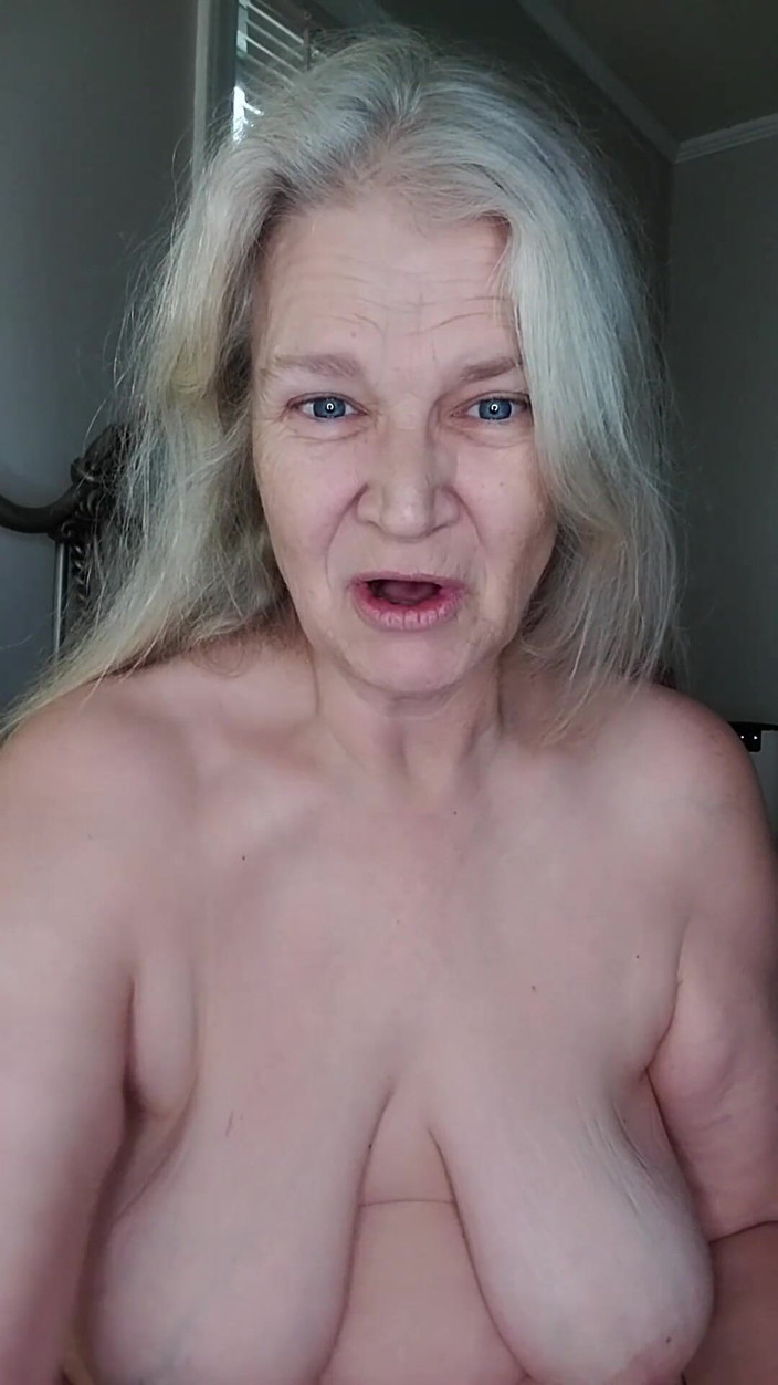 Momma Vee: Sexy zralá žena si ráno užívá sama se sebou!