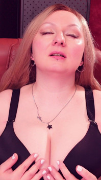 Mostrando el coño con 7 piercings. Burlas con cuerpo con curvas. Arya Grander