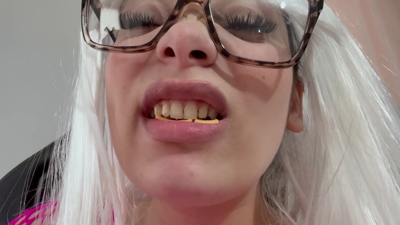 AmayaMori: Stiefmutter liebt es zu essen, also isst er chips in...