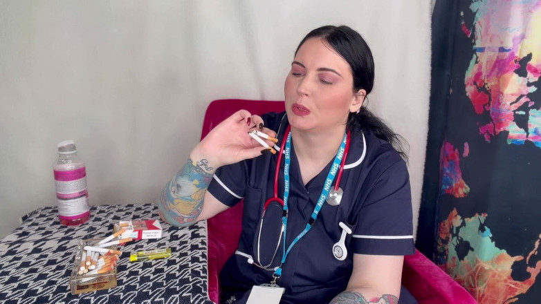 MissFFW: Krankenschwester Ffw raucht mehrere Zigaretten gleichzeitig