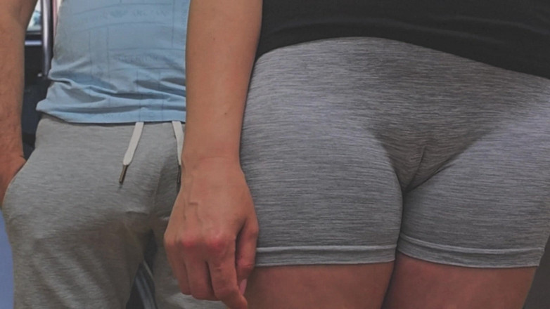 CoupleForFun2023: Téměř viděno, když ona hladí jeho ptáka v autobuse