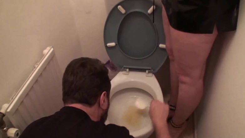 Femdom Austria: Comiendo sopa con su meo