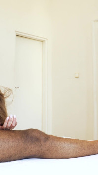 Checa esposa caliente madura chupa polla negra y toma facial