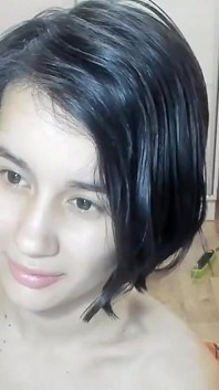 O Myla_angel sexy zâmbește la cameră