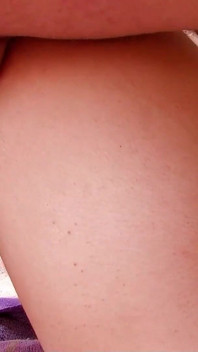 Děvka zrzavá dívka Tania ošukaná k orgasmu nevlastním otcem na pláži