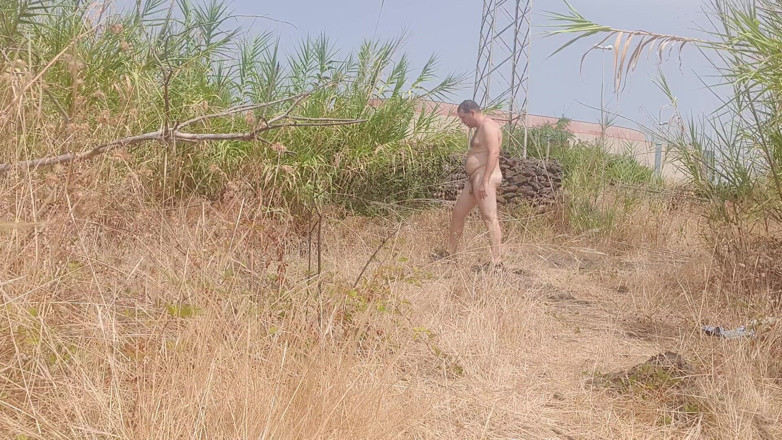 Mirko2589: Nahý chlapec venku