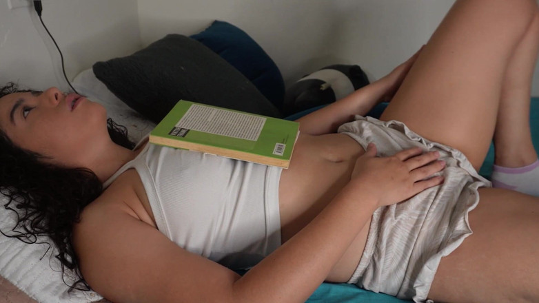 Elenafox: Běž se mnou Elena je sama doma se snaží číst, aby...