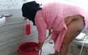 Aria Mia: मालिक ने सऊदी नौकरानी को चोदा, जबकि वह नग्न बाथरूम की सफाई कर रही थी - और कुछ वापस दे दिया