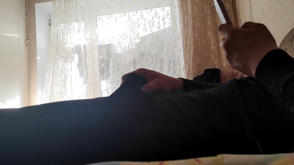 Auff: Masturbuje doma v kalhotkách a sleduje porno