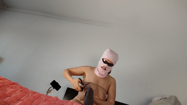 Amateur_MS: Une femme sexy et coquine essaye des vêtements qu’elle coupe.