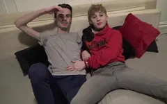 ANDRA en iyi twink ayrık tarafından korunmasız sikiliyor