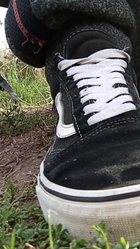 Komp. Aku lagi asik muasin memekku pakai sepatu vans!