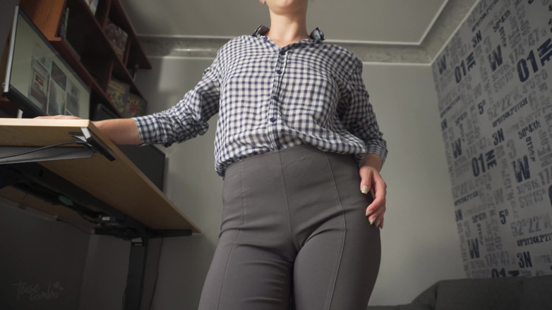 Teasecombo 4K: Zlobivá sekretářka tě svádí svými stydké pysky v těsných kalhotách