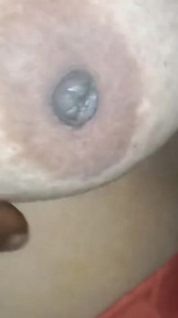 可爱的阿姨浪漫享受大胸部浮肿的按摩