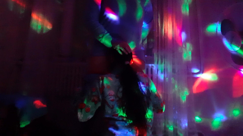 Lesbian-illusion: Na imprezie, podczas gdy wszyscy tańczyli, poszliśmy do rogu z...