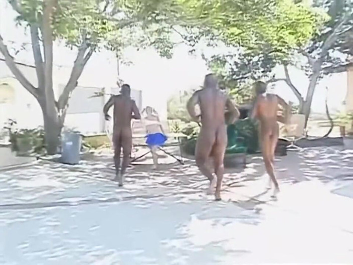 Black Monstercock Force: khoobsoorat sunahre baalon vaali pablik men bare paimaane par 11 land...