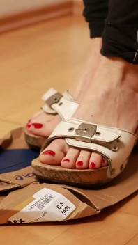 Asmr gỗ clogs chà đạp và nghiền nát hộp giày