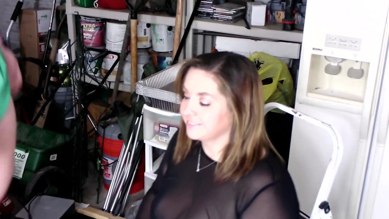 SexyNEBBW: Sexy bbw scopata in faccia in un garage