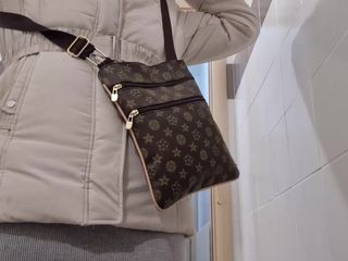Nicoletta Embassi: Beaux pets de pisse dans des magasins et des toilettes...