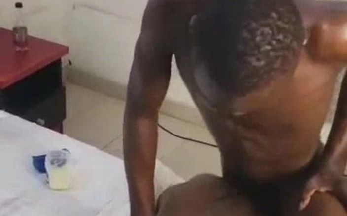 Sweetass132: Aku dudukin kontol panjang pria kulit hitam ini