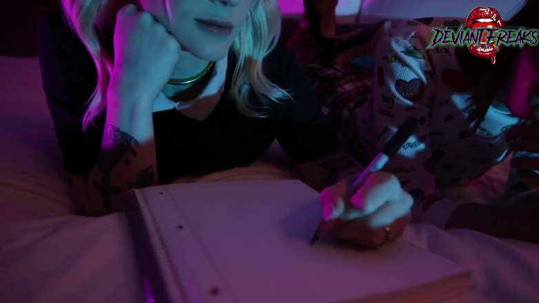 Deviant Freaks: Freche collge mädchen anal dreier - BabySid, Alexa Nova &amp; HellaSl00tz (Mr. Smith)