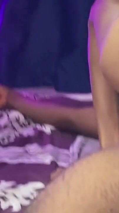 Xxx69bang: 发现我的室友抚摸他的大黑,所以我帮了他