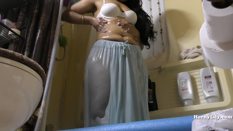 Sexy Lily: Jihoindická služka uklízí a sprchuje se