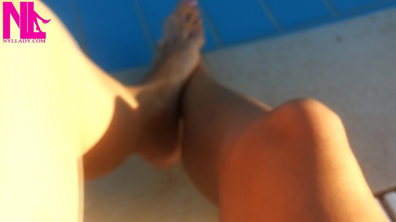 Nyllady: A piedi nudi penzoloni nell'acqua della piscina