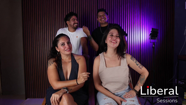 Liberal Sessions: Zwei große Titten Hotwives in Orgie gefickt