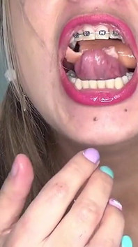 Trong phòng tắm chơi và nuốt những cây xúc xích to đùng