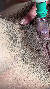 Harige mama clitoris pompt, heel heet